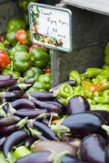 Peppers on display at farmer's market. Photo : Antonio M. Rosario