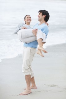 Playful couple. Photo : momentimages