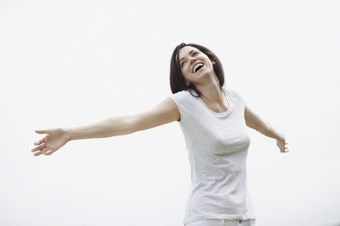 Carefree woman stretching. Photo : momentimages