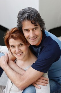 Happy couple embracing. Photo : momentimages