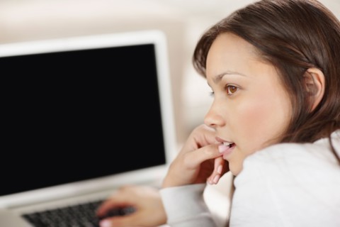 Woman browsing the internet. Photo : momentimages