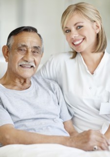 Nurse sitting with patient. Photo : momentimages