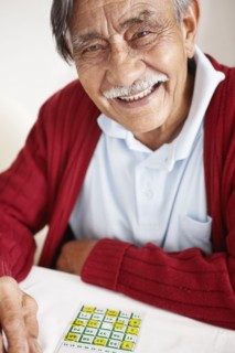 Senior man playing bingo. Photo : momentimages