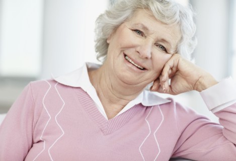 Senior woman relaxing. Photo : momentimages
