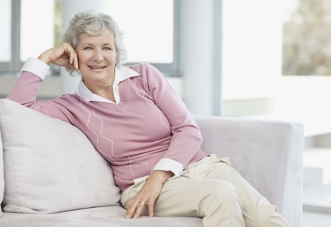 Senior woman relaxing. Photo : momentimages