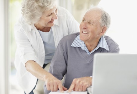 Senior couple doing paperwork together. Photo : momentimages