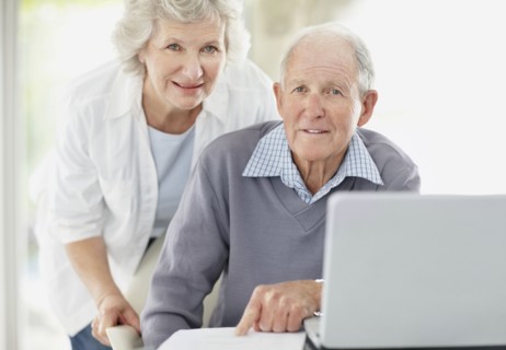 Senior couple doing paperwork together. Photo : momentimages