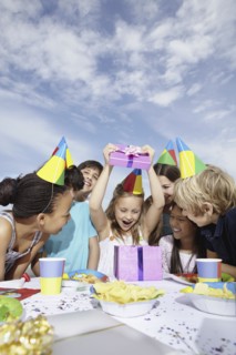 Children at a birthday celebration. Photo : momentimages