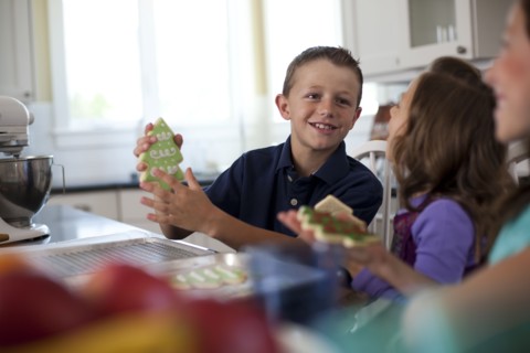 Children baking cookies. Photo : Tim Pannell