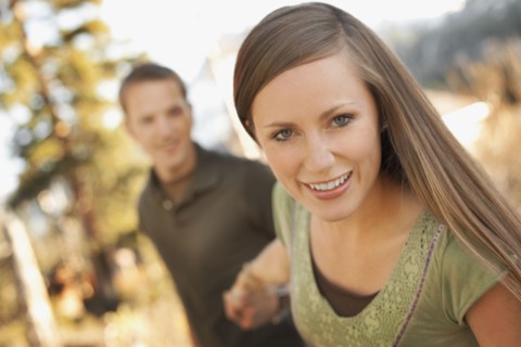 Woman pulling boyfriend by the hand. Photo : FBP