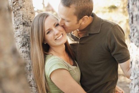 Man kissing his girlfriend. Photo : FBP