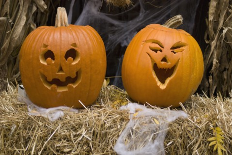 Jack-o-lanterns on bale of hay. Photo : Antonio M. Rosario