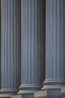 Concrete columns on building. Photo : Antonio M. Rosario