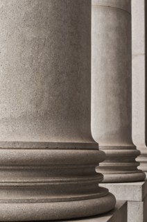 Concrete columns on building. Photo : Antonio M. Rosario