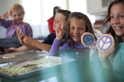 Children baking cookies. Photo : Tim Pannell