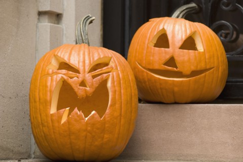 Jack-o-lanterns on steps. Photo : Antonio M. Rosario