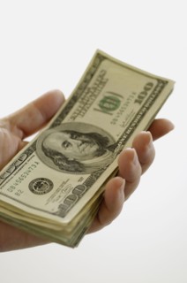 Hand holding money. Photo : Antonio M. Rosario
