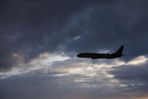 Commercial jet in cloudy sky. Photo : Mike Kemp