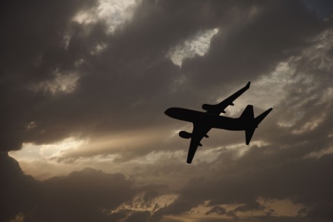 Commercial jet in cloudy sky. Photo : Mike Kemp