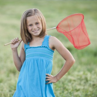 Young girl holding a butterfly net. Photo : Mike Kemp