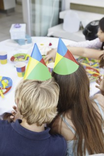 Children at a birthday party. Photo : momentimages