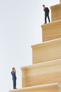 Figurines on steps. Photo : Antonio M. Rosario