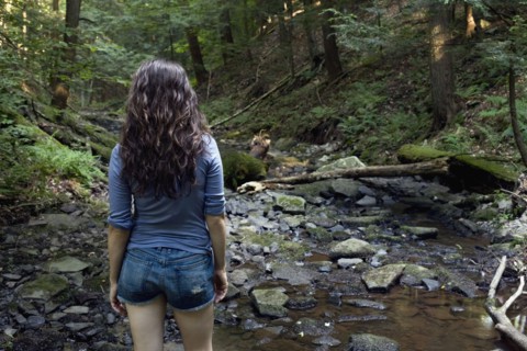 Hiker looking at stream. Photo : David Engelhardt