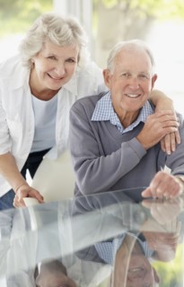 Cheerful senior couple. Photo : momentimages