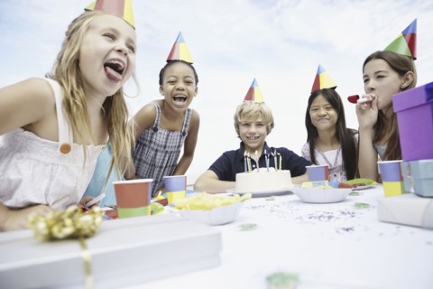 Children at a birthday celebration. Photo : momentimages