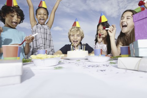 Children at a birthday celebration. Photo : momentimages