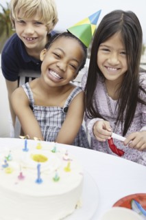 Children at a birthday celebration. Photo : momentimages