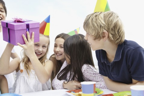 Children at a birthday celebration. Photo : momentimages