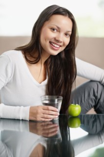 Woman having a healthy snack. Photo : momentimages