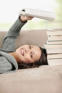 Brunette woman relaxing and reading. Photo : momentimages