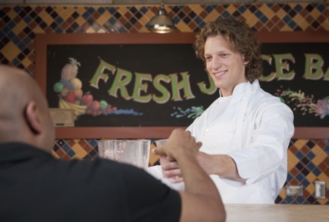 Bartender and customer at juice bar. Photo : Dan Bannister