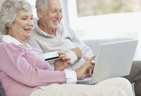 Senior couple shopping online. Photo : momentimages