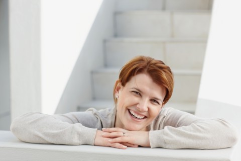 Cheerful red haired woman. Photo : momentimages