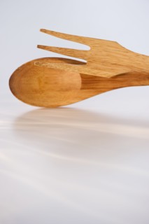 Wooden salad fork and spoon. Photo : Daniel Grill