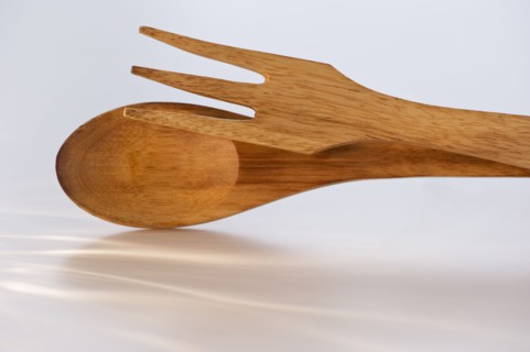 Wooden salad fork and spoon. Photo : Daniel Grill