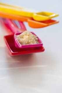 Salt and measuring spoons. Photo : Daniel Grill