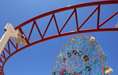 Amusement park rides. Photo : fotog