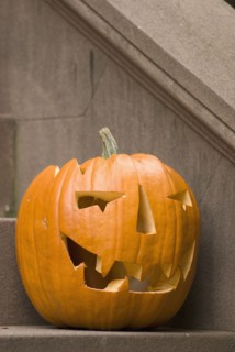 Jack-o-lantern on step. Photo : Antonio M. Rosario