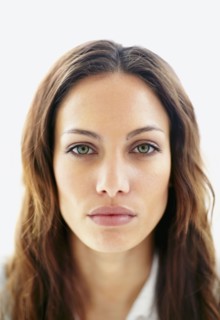 Brunette with a blank expression. Photo. momentimages