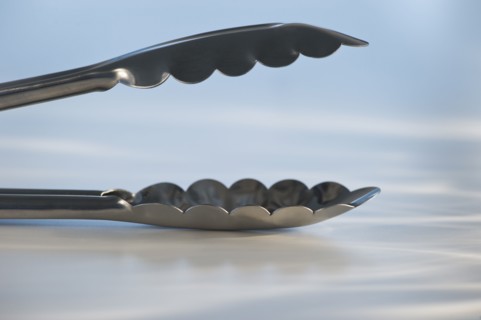 Tongs. Photo : Daniel Grill