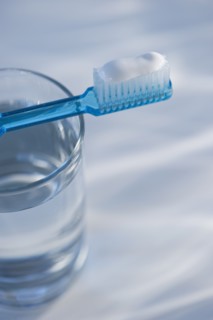 Toothbrush and glass of water. Photo : Daniel Grill