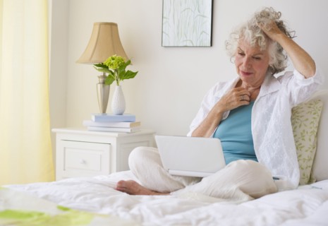 Confused woman looking at laptop. Photo : Daniel Grill