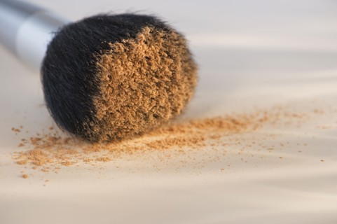 Makeup brush and powder. Photo : Daniel Grill
