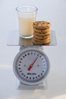 Cookies and milk on kitchen scale. Photo : Daniel Grill