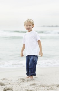 Portrait of boy (4-5) playing on beach. Photo : Momentimages