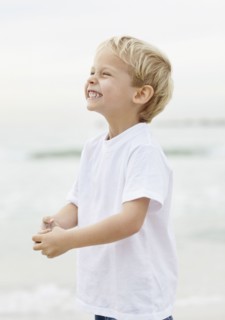 Portrait of boy (4-5) playing on beach. Photo : Momentimages